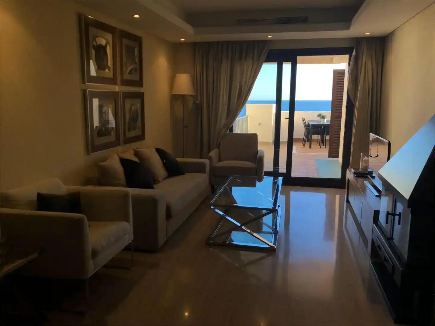 Wohnzimmer von Wohnung zur Miete in Estepona mit Klimaanlage, Privatgarten und Abstellraum