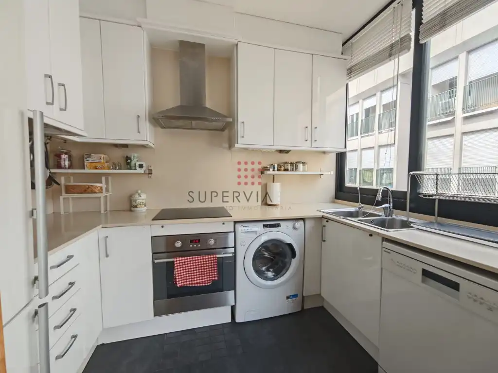 Küche von Dachboden zum Verkauf in Barcelona mit Balkon