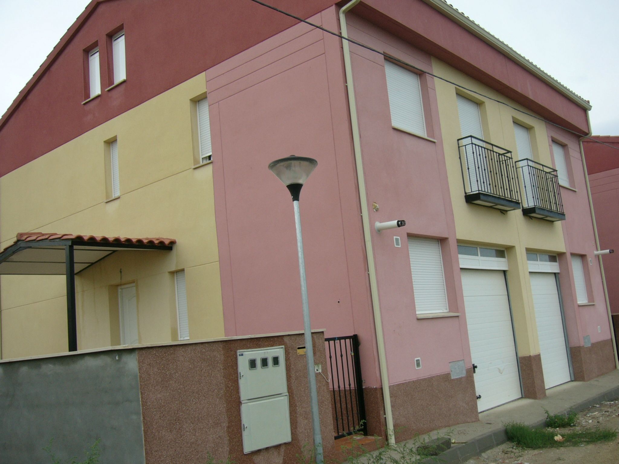 Vista exterior de Casa adosada en venda en Alcolea de Tajo amb Calefacció, Jardí privat i Terrassa