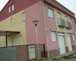 Vista exterior de Casa adosada en venda en Alcolea de Tajo amb Calefacció, Jardí privat i Terrassa