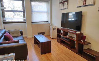 Living room of Flat to rent in  Madrid Capital  with Air Conditioner, Heating and Parquet flooring