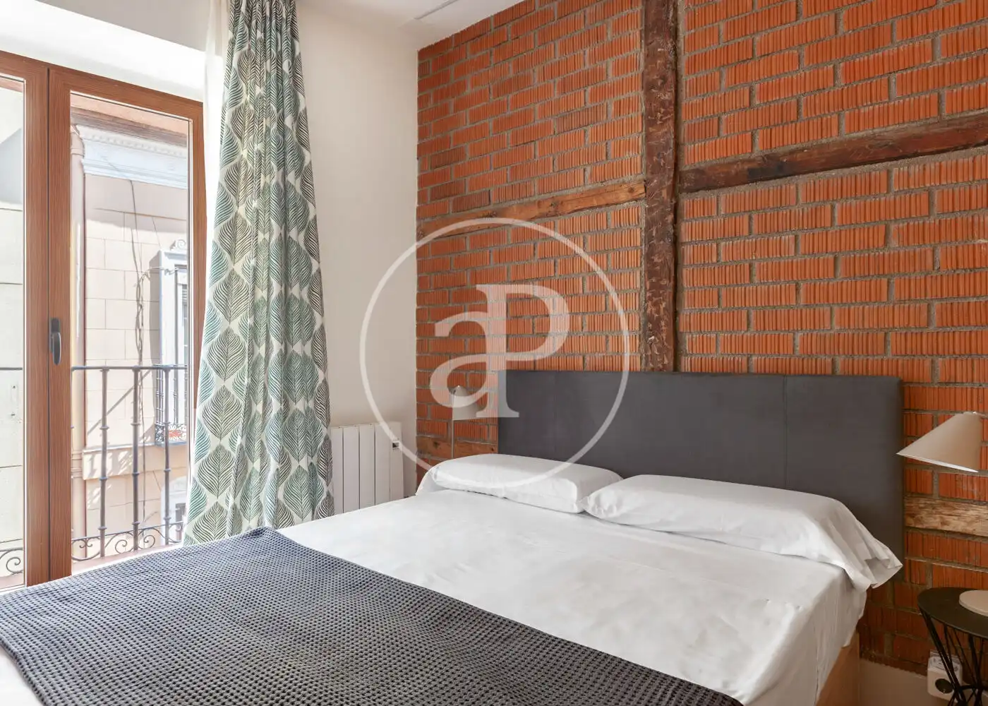 Flat for rent in Calle de Sta. María, Cortes - Huertas