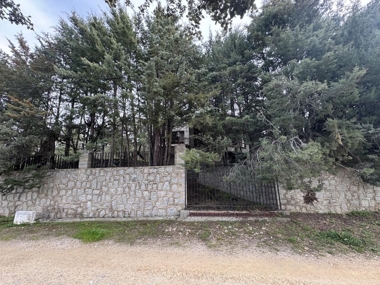 Vista exterior de Casa o xalet en venda en Navahermosa amb Jardí privat i Terrassa