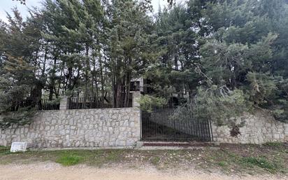 Vista exterior de Casa o xalet en venda en Navahermosa amb Jardí privat i Terrassa