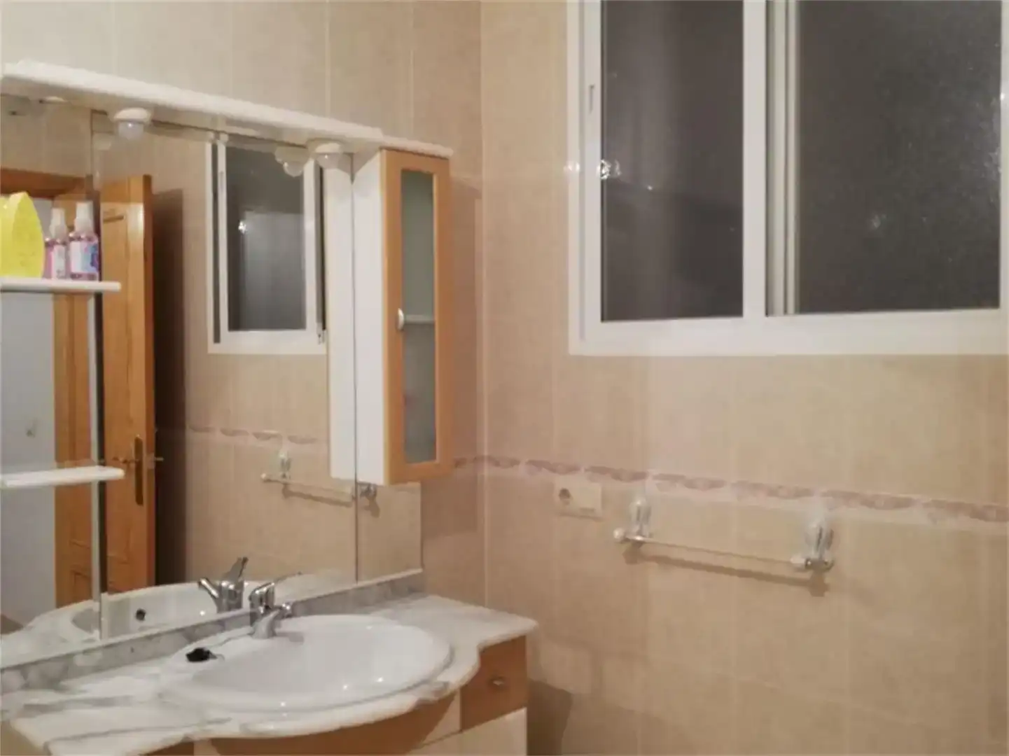 Bany de Casa adosada en venda en Zarza de Granadilla amb Aire condicionat i Moblat