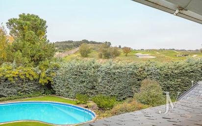 Swimming pool of House or chalet for sale in  Madrid Capital  with Air Conditioner, Heating and Private garden