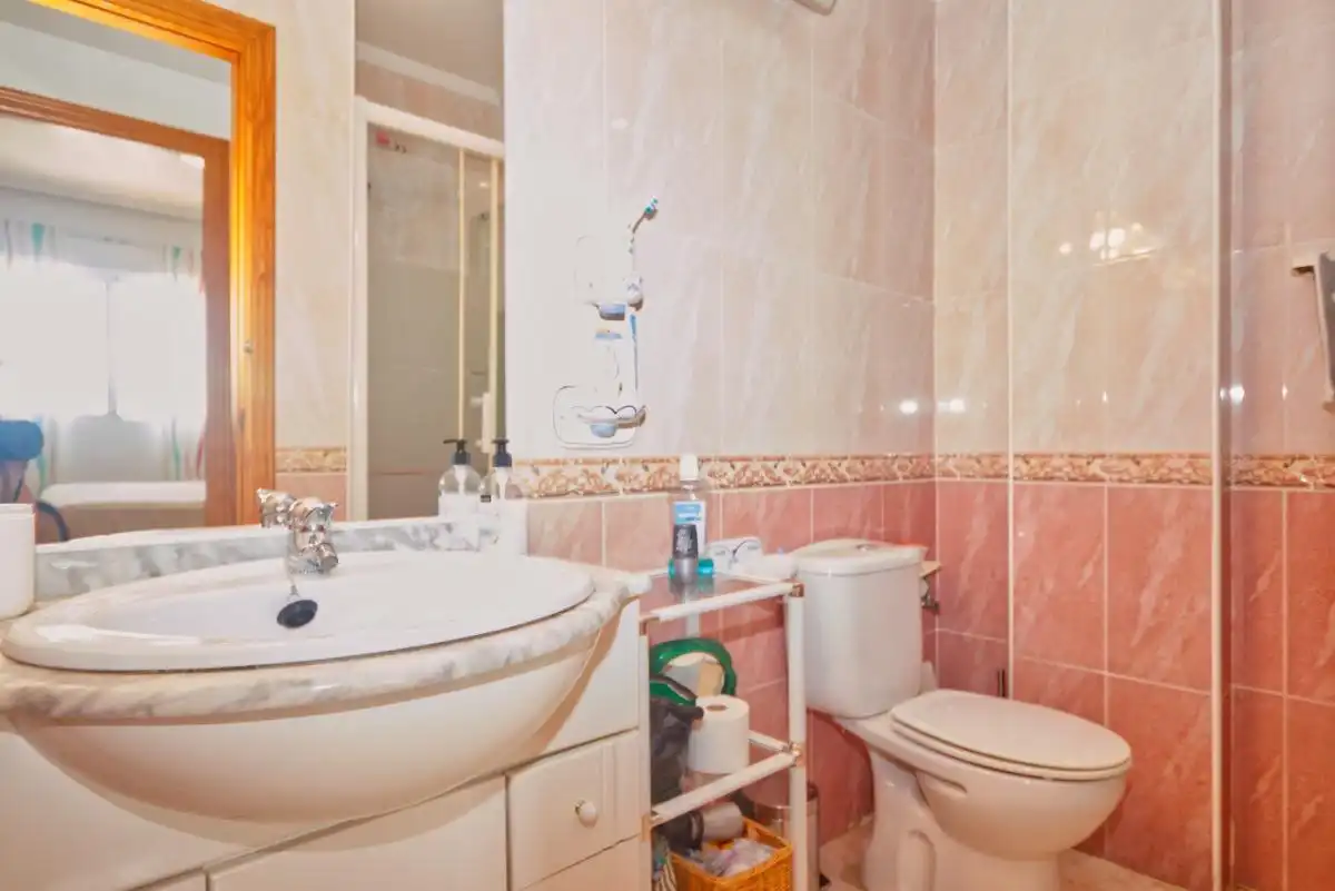 Baño de Apartamento en venta en Orihuela con Aire acondicionado, Terraza y Amueblado