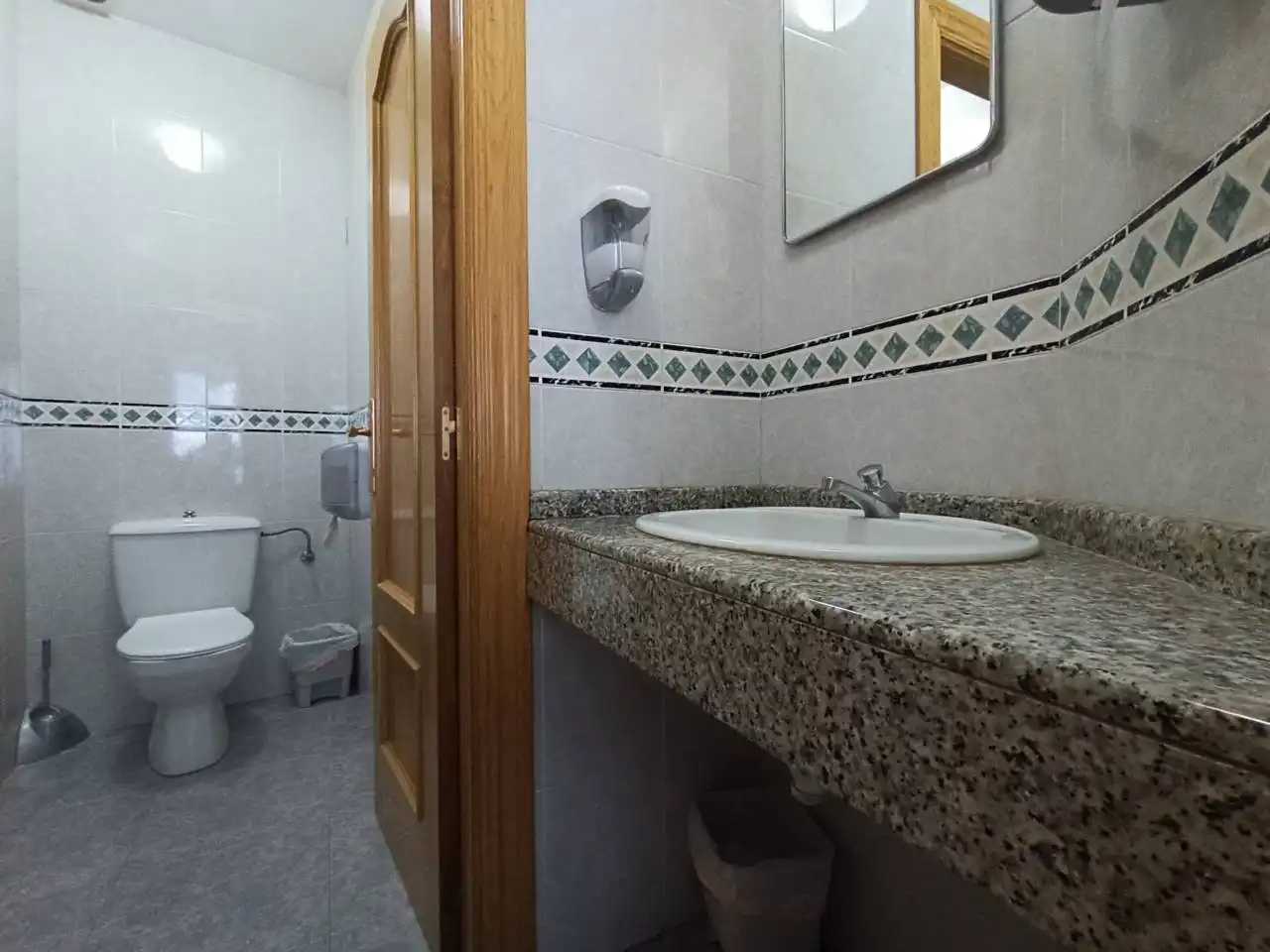 Baño de Local en venta en Burgos con Aire acondicionado