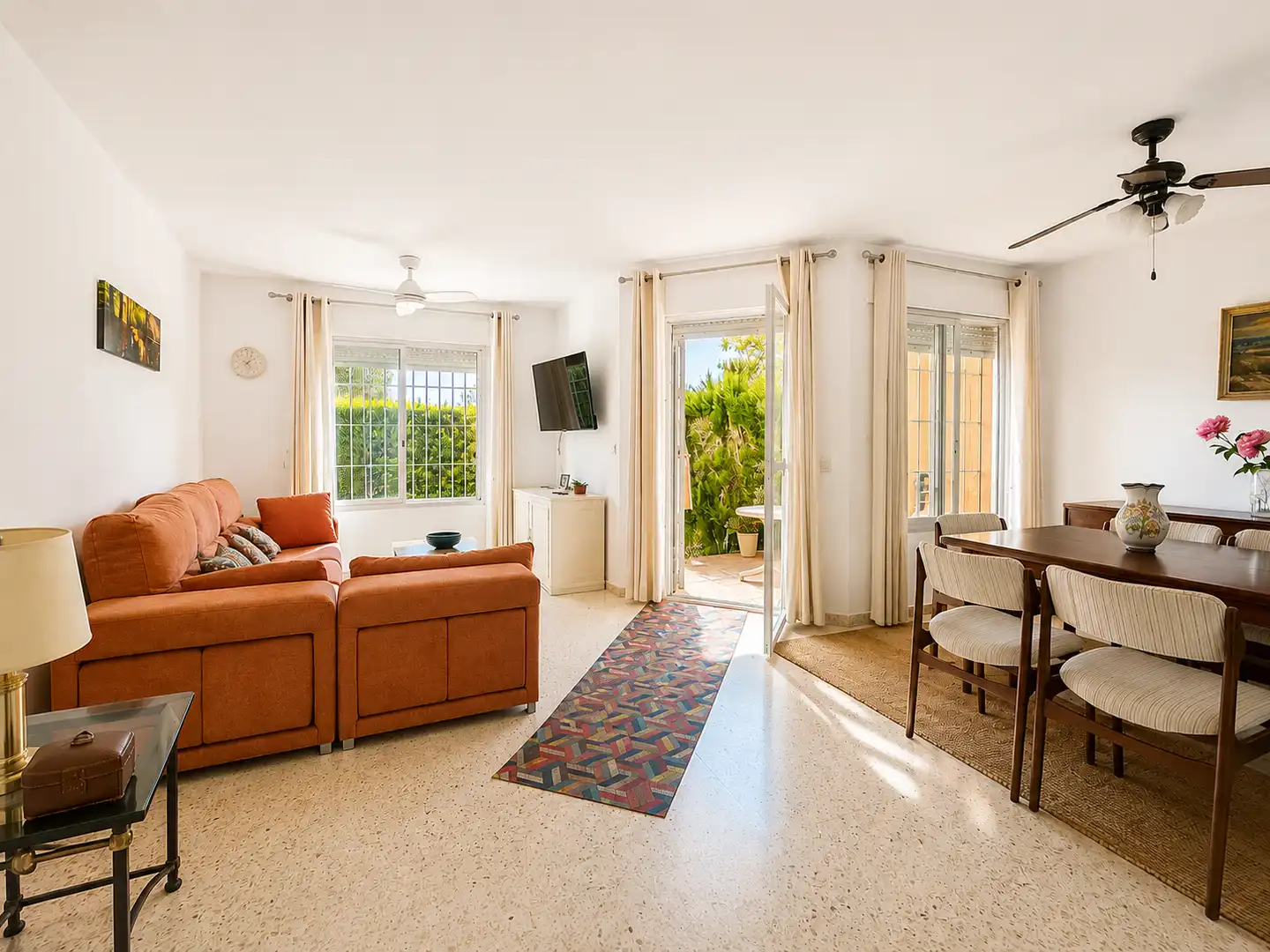 Sala de estar de Casa adosada en venta en Estepona con Jardín privado, Terraza y Piscina