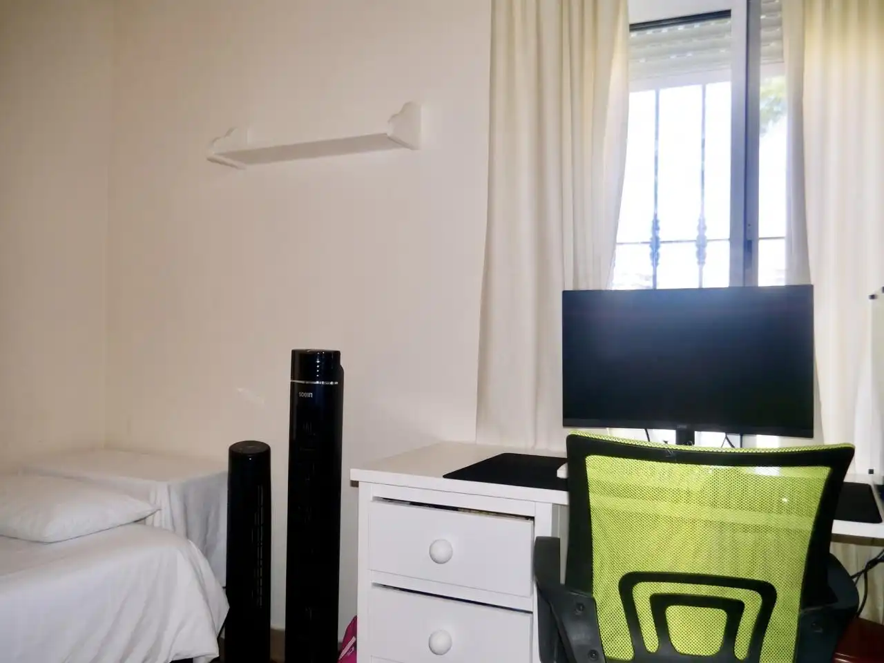 Dormitori de Casa o xalet en venda en Montequinto amb Aire condicionat, Jardí privat i Terrassa