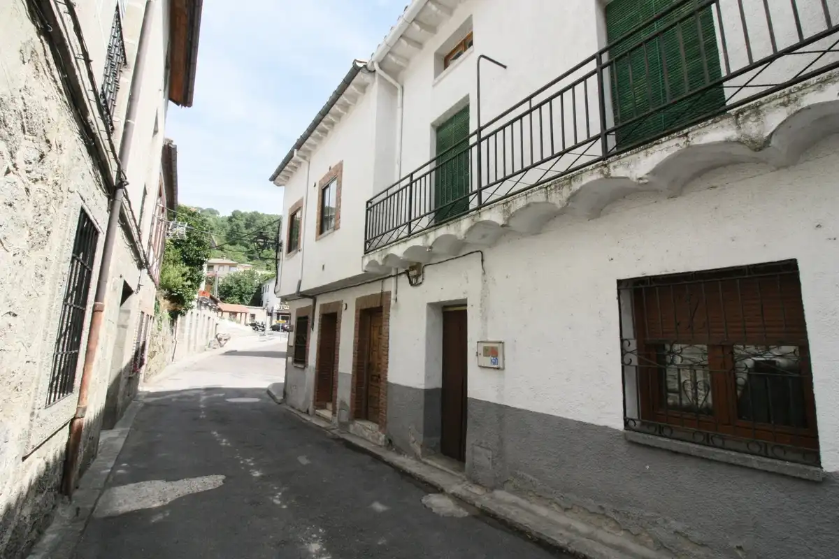 Vista exterior de Casa o xalet en venda en El Hornillo  amb Balcó