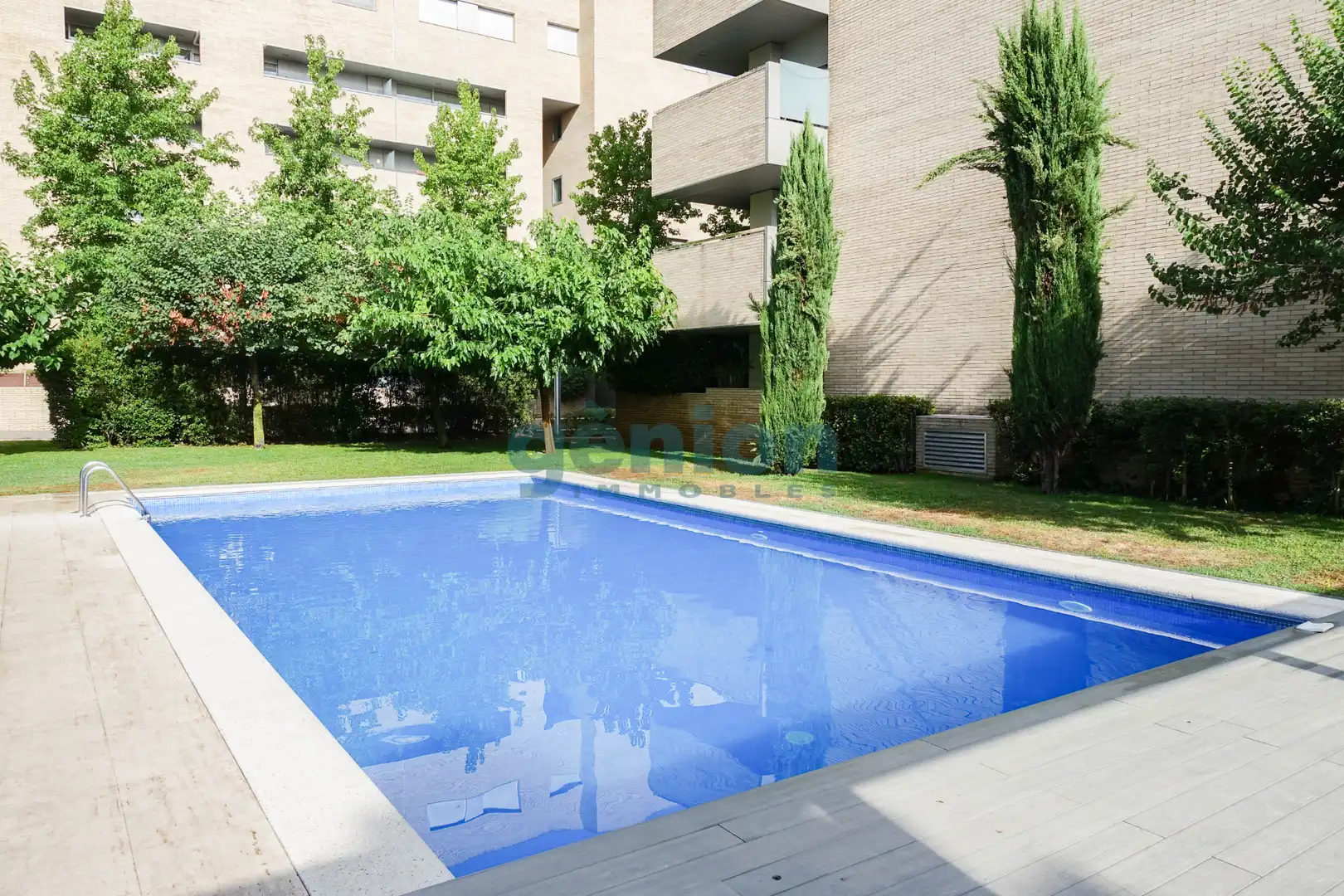 Schwimmbecken von Erdgeschoss zum Verkauf in Salt mit Klimaanlage, Heizung und Terrasse