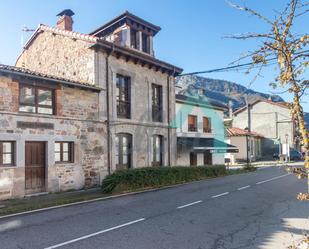 Vista exterior de Casa adosada en venda en Sobrescobio amb Calefacció, Parquet i Moblat