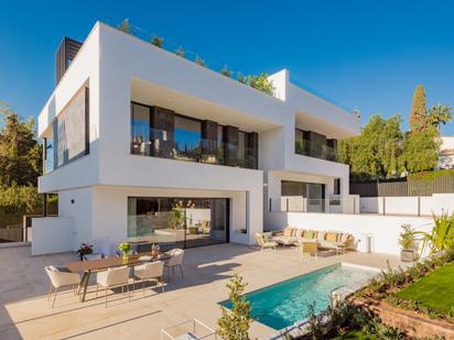 Exterior view of Single-family semi-detached for sale in Marbella  with Terrace and Swimming Pool