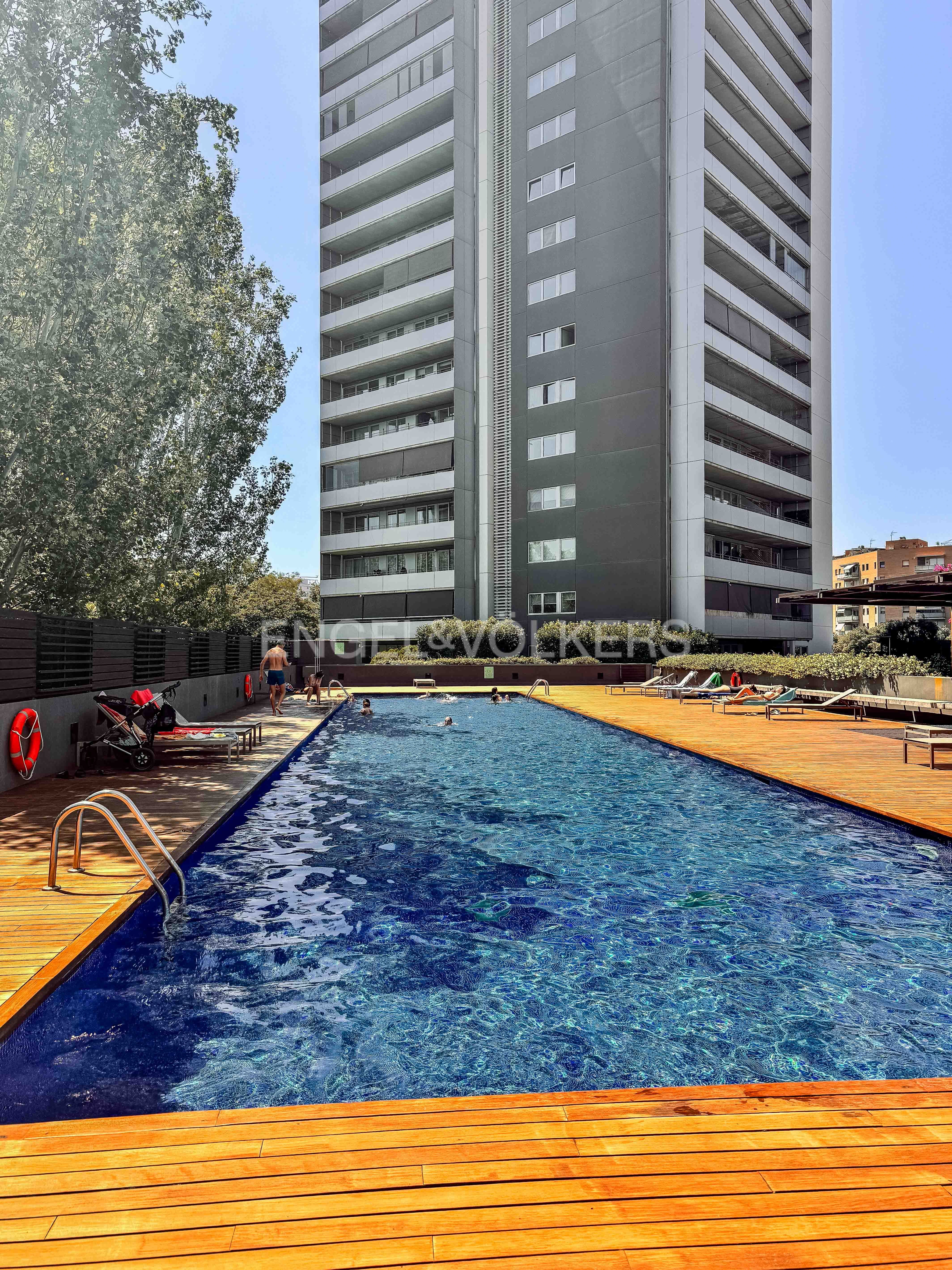 Swimming pool of Apartment to rent in  Barcelona Capital  with Air Conditioner, Heating and Terrace