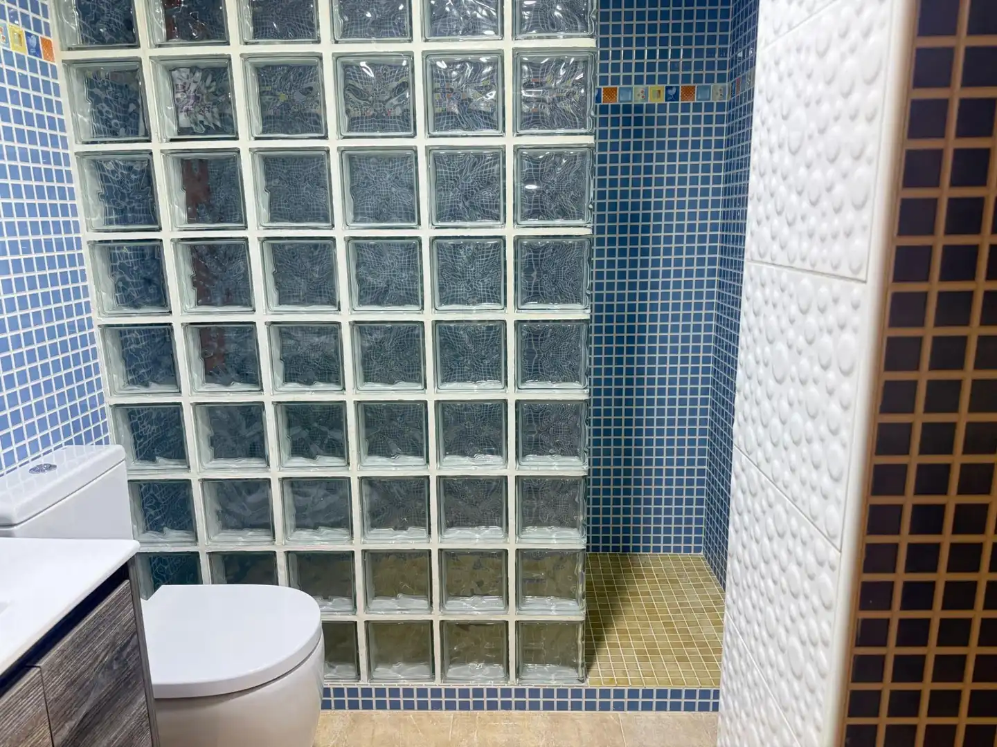 Badezimmer von Wohnung zur Miete in Águilas mit Klimaanlage, Parkett und Terrasse