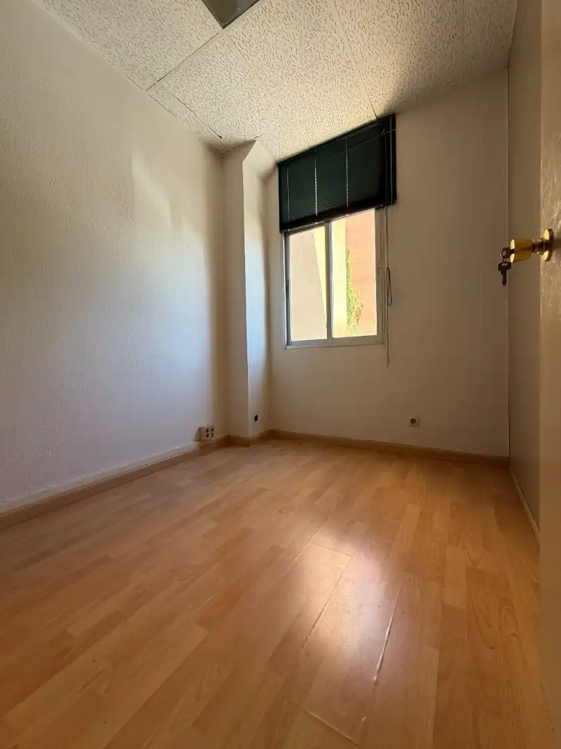 Schlafzimmer von Büro zur Miete in Madrid mit Klimaanlage, Heizung und Internet