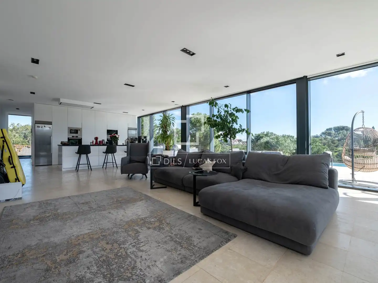 Sala d'estar de Casa o xalet en venda en Torrelodones amb Jardí privat, Terrassa i Traster