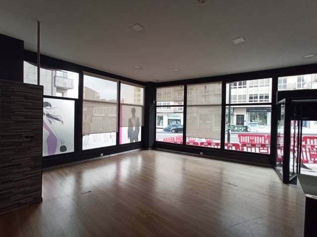 Local comercial en Alquiler en Avenida Rosalía de Castro en O Milladoiro