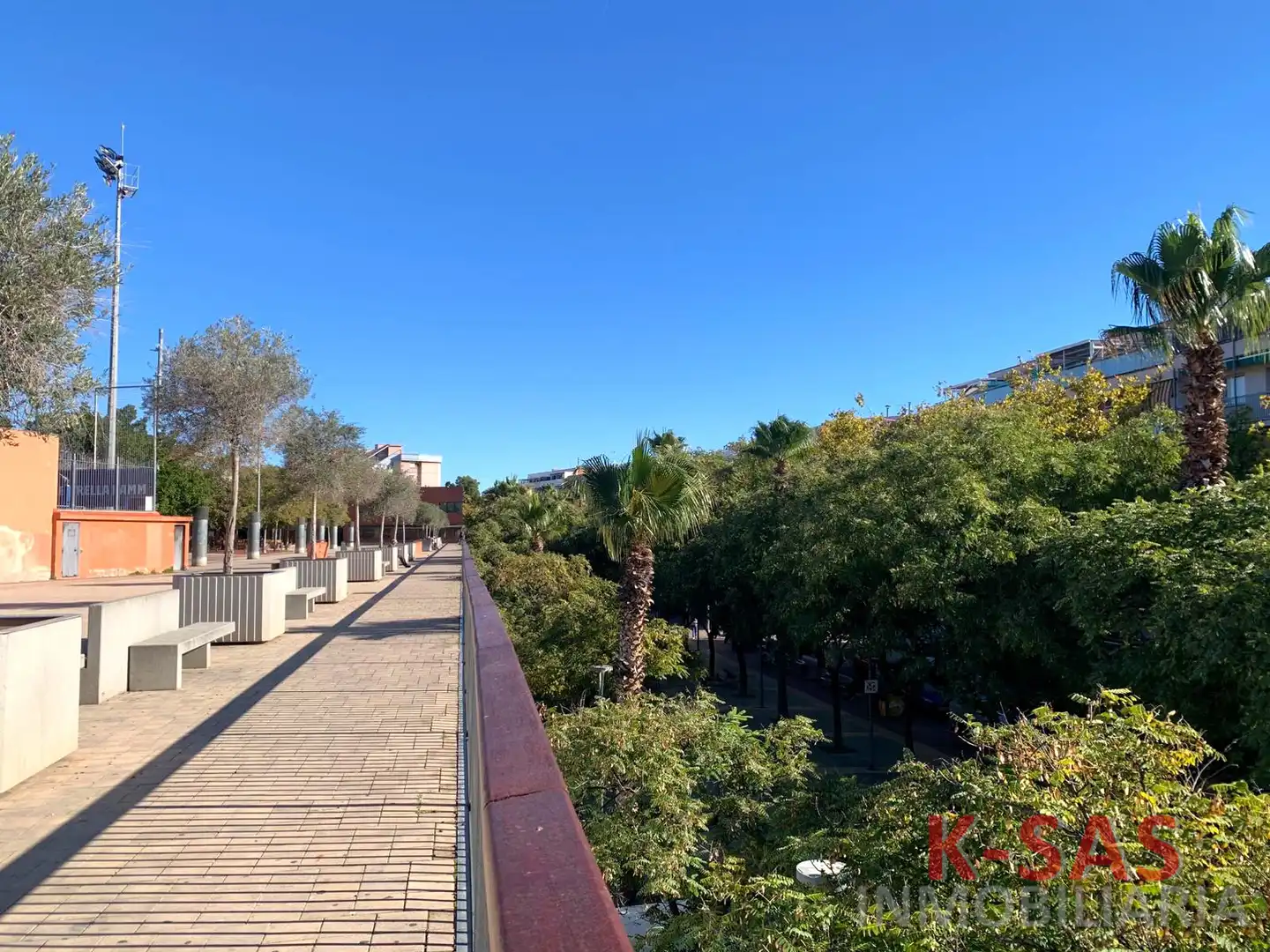 Vista exterior de Local de alquiler en Esplugues de Llobregat