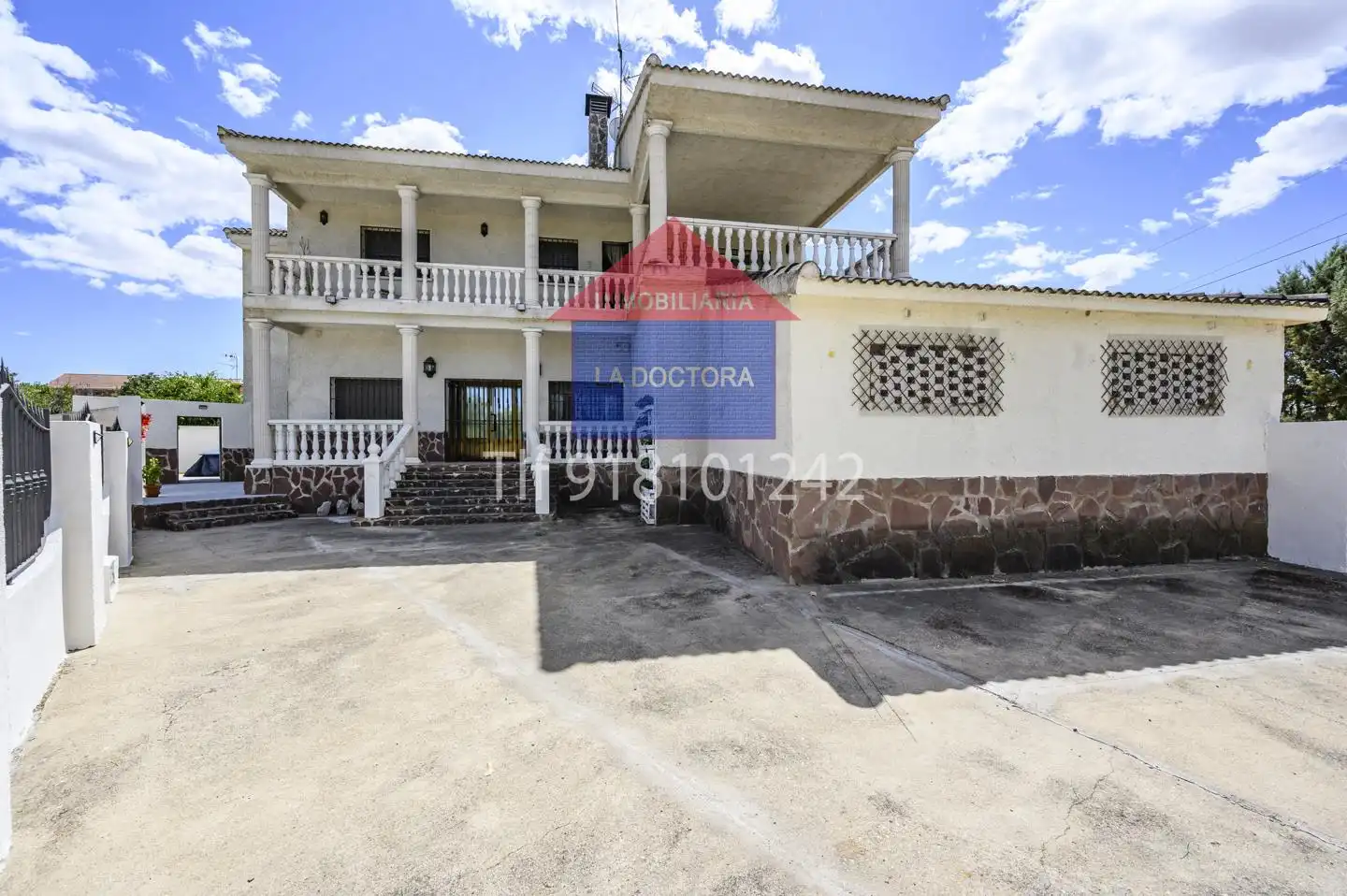 Vista exterior de Casa o chalet en venta en Escalona con Calefacción, Terraza y Piscina