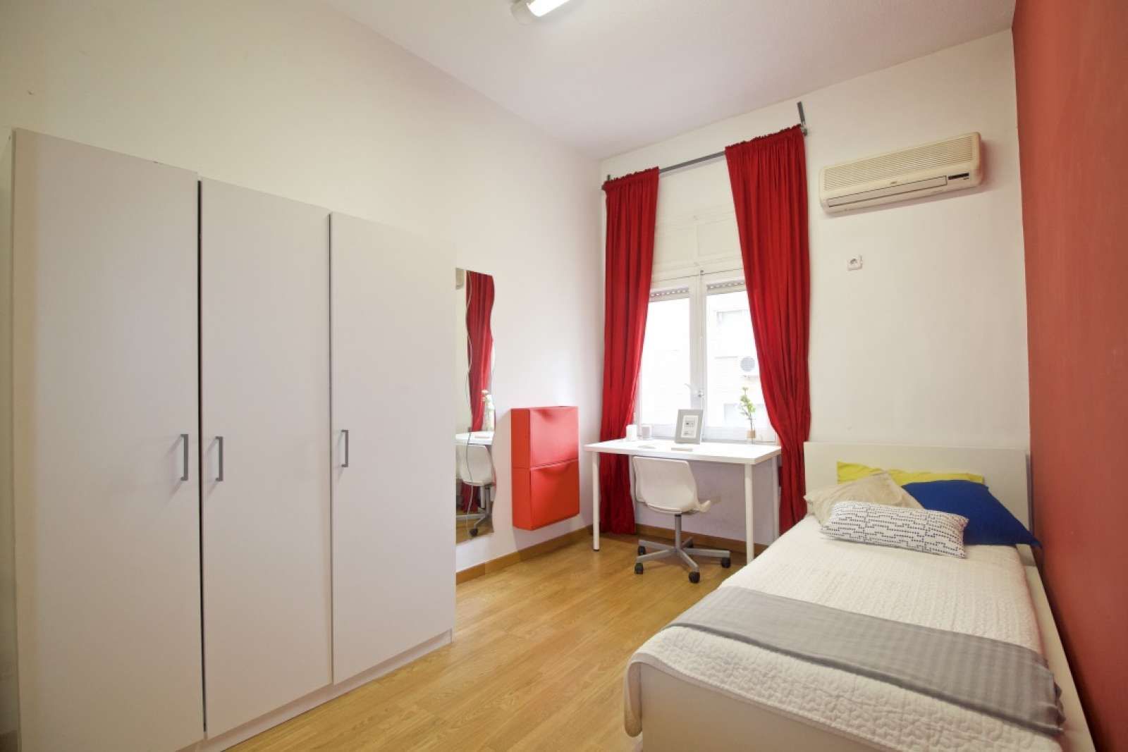 Bedroom of Flat to share in  Madrid Capital  with Air Conditioner, Terrace and Furnished