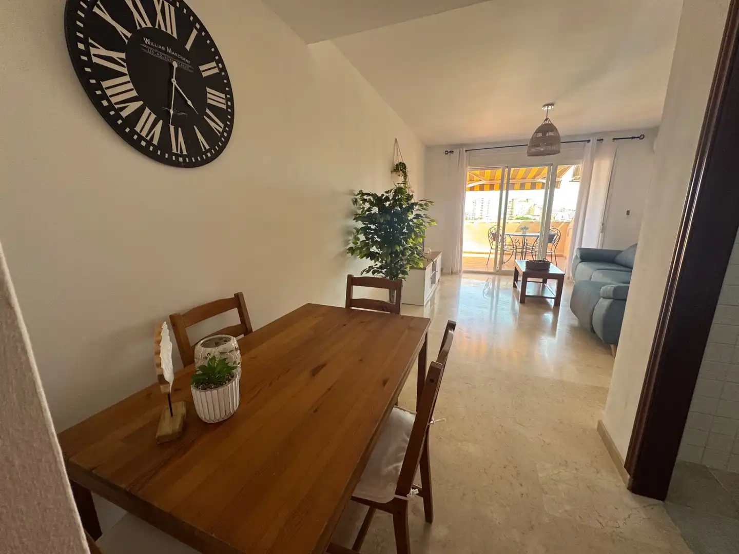 Menjador de Apartament de lloguer en Fuengirola amb Aire condicionat, Terrassa i Moblat