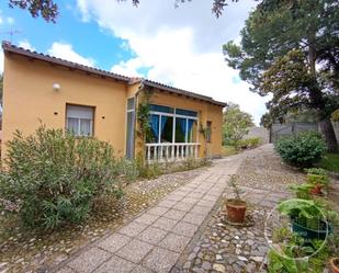 Vista exterior de Casa o xalet en venda en Peñalba de Ávila amb Jardí privat, Terrassa i Piscina