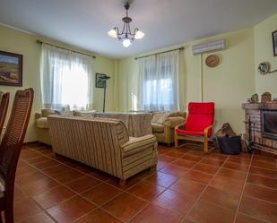 Sala d'estar de Casa o xalet en venda en Badajoz Capital amb Calefacció, Jardí privat i Terrassa