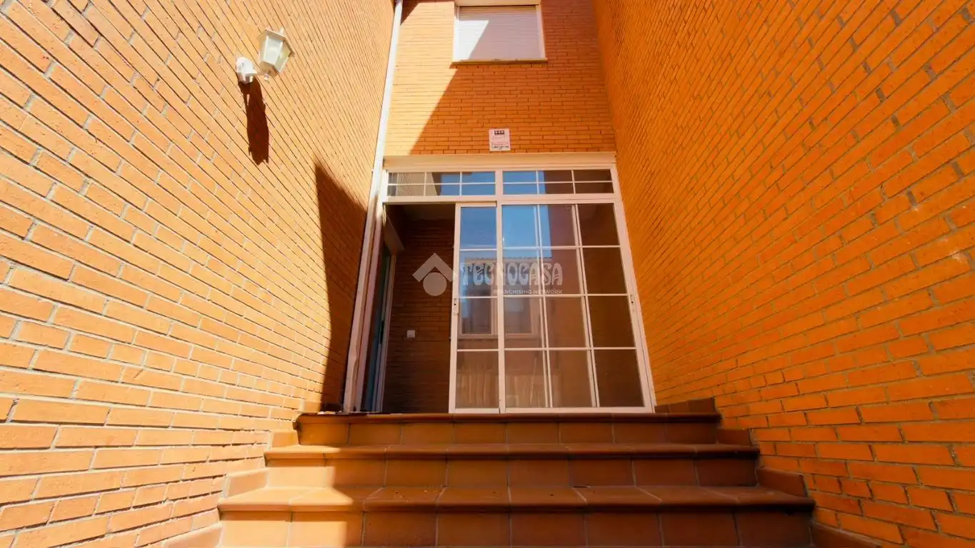 Vista exterior de Casa adosada en venda en Ciruelos amb Calefacció