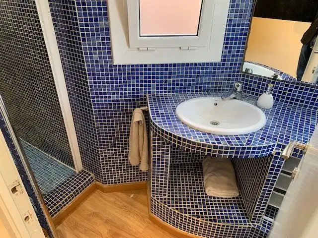Bathroom of Attic for rent in L'Hospitalet de Llobregat  with Air Conditioner, Heating and Parquet flooring