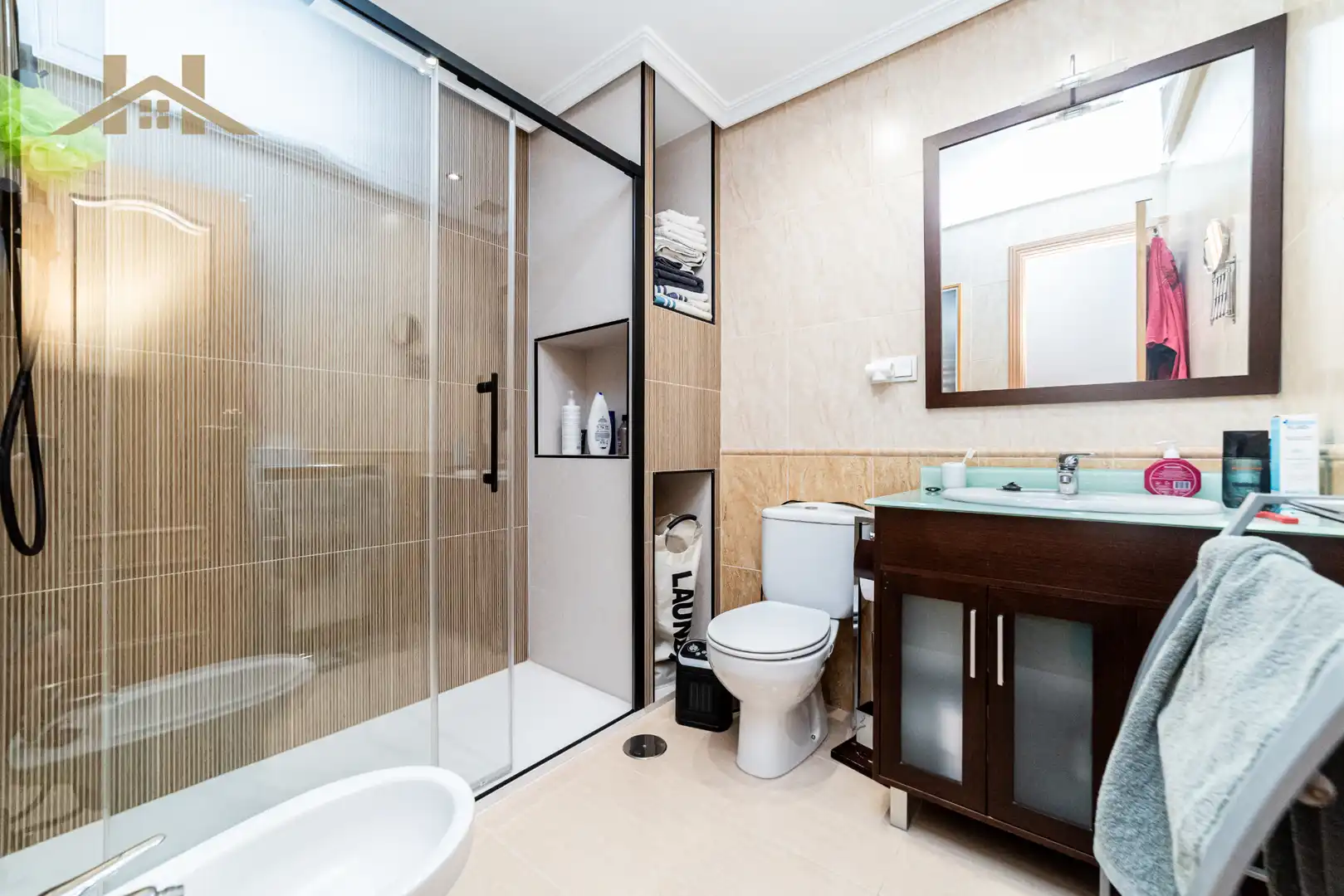 Bathroom of Houses for sale in Fuenlabrada  with Air Conditioner, Heating and Community pool