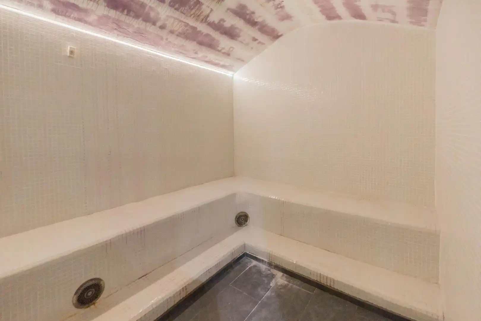 Bathroom of Flat for sale in Benahavís  with Air Conditioner, Heating and Private garden