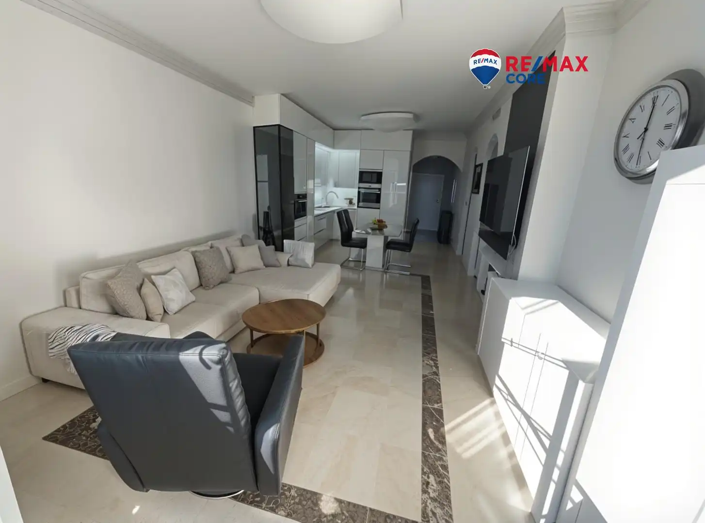 Sala d'estar de Pis en venda en Marbella amb Aire condicionat, Jardí privat i Terrassa