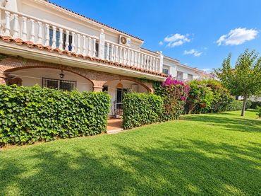 Terraced house with pool for sale in Calle Rafael Alberti