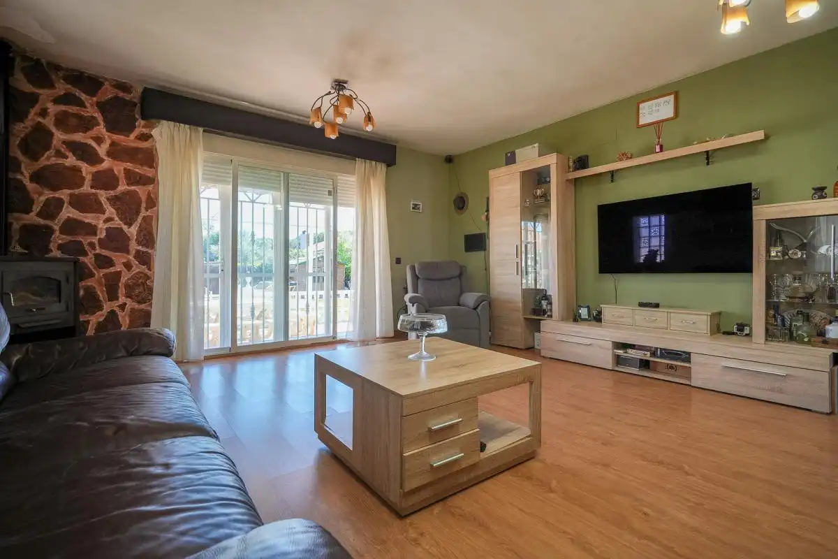 Sala de estar de Casa adosada en venta en Pioz con Aire acondicionado, Calefacción y Jardín privado