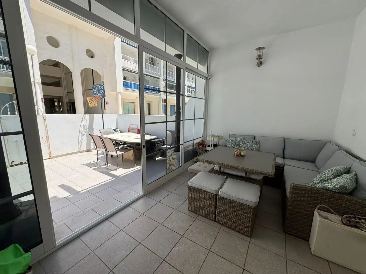 Terrasse von Einfamilien-Reihenhaus zum Verkauf in Fuengirola mit Klimaanlage, Terrasse und Möbliert