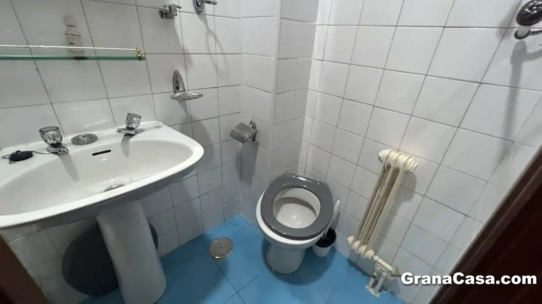Bathroom of Flat for share in Granada  with Heating, Terrace and Furnished