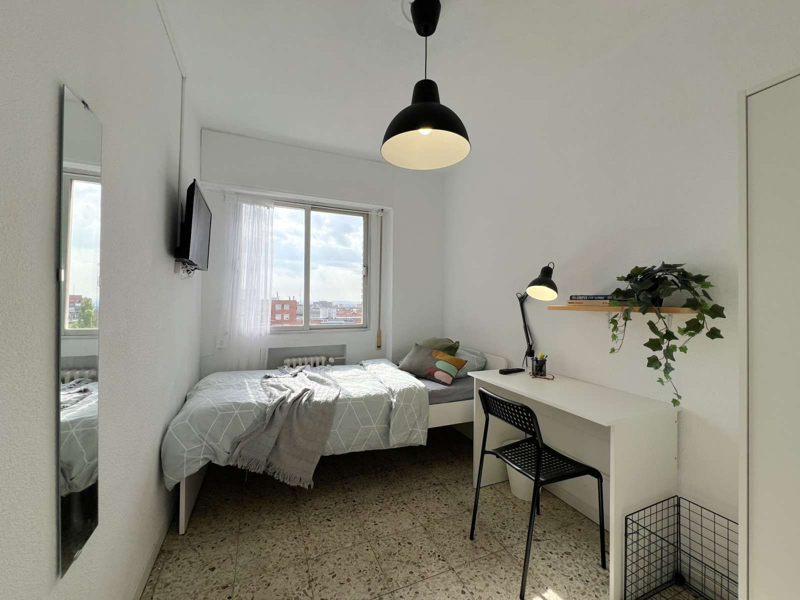 Bedroom of Flat to share in  Madrid Capital  with Air Conditioner and Terrace