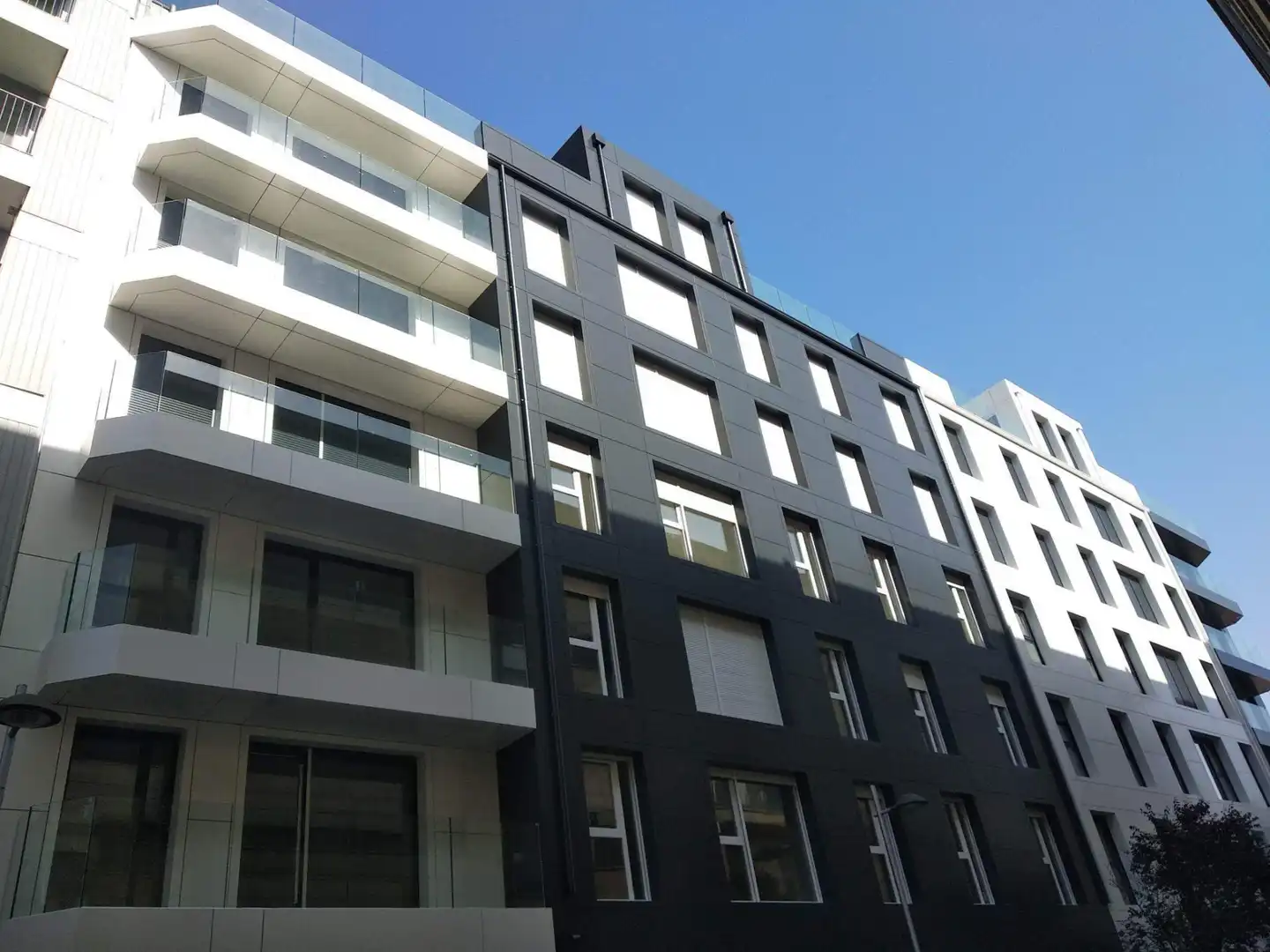 Vista exterior de Pis en venda en Pontevedra Capital  amb Calefacció, Terrassa i Traster