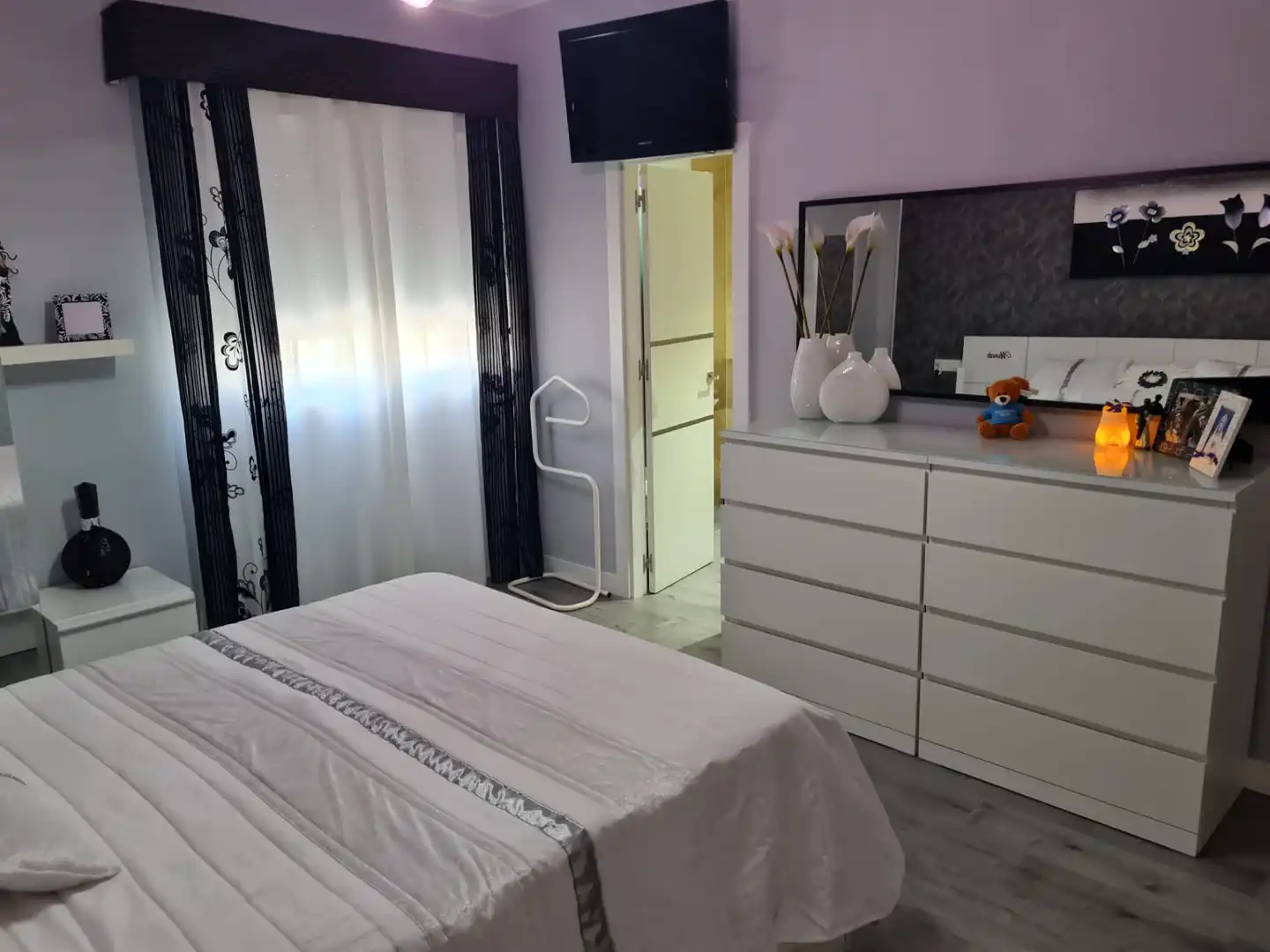 Dormitori de Casa adosada en venda en Espartinas amb Aire condicionat, Jardí privat i Piscina