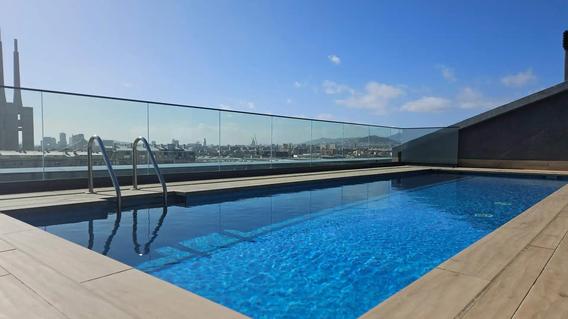 Schwimmbecken von Wohnung zur Miete in Badalona mit Klimaanlage, Terrasse und Möbliert