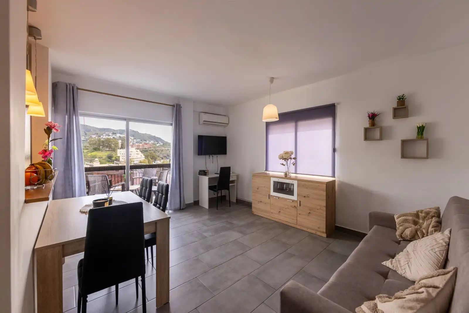 Sala d'estar de Apartament en venda en Almuñécar amb Aire condicionat, Terrassa i Moblat