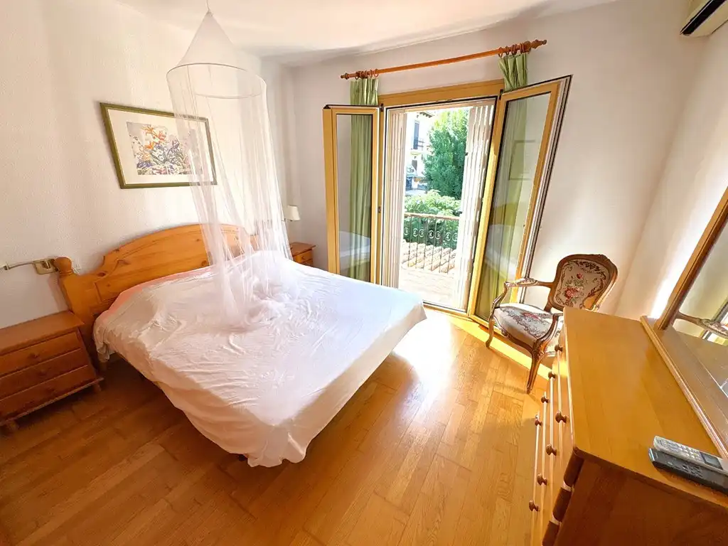 Schlafzimmer von Einfamilien-Reihenhaus zum Verkauf in Dénia mit Klimaanlage, Terrasse und Balkon