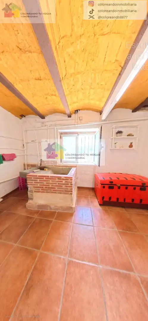 Cuina de Casa o xalet en venda en La Pola de Gordón  amb Calefacció, Jardí privat i Parquet