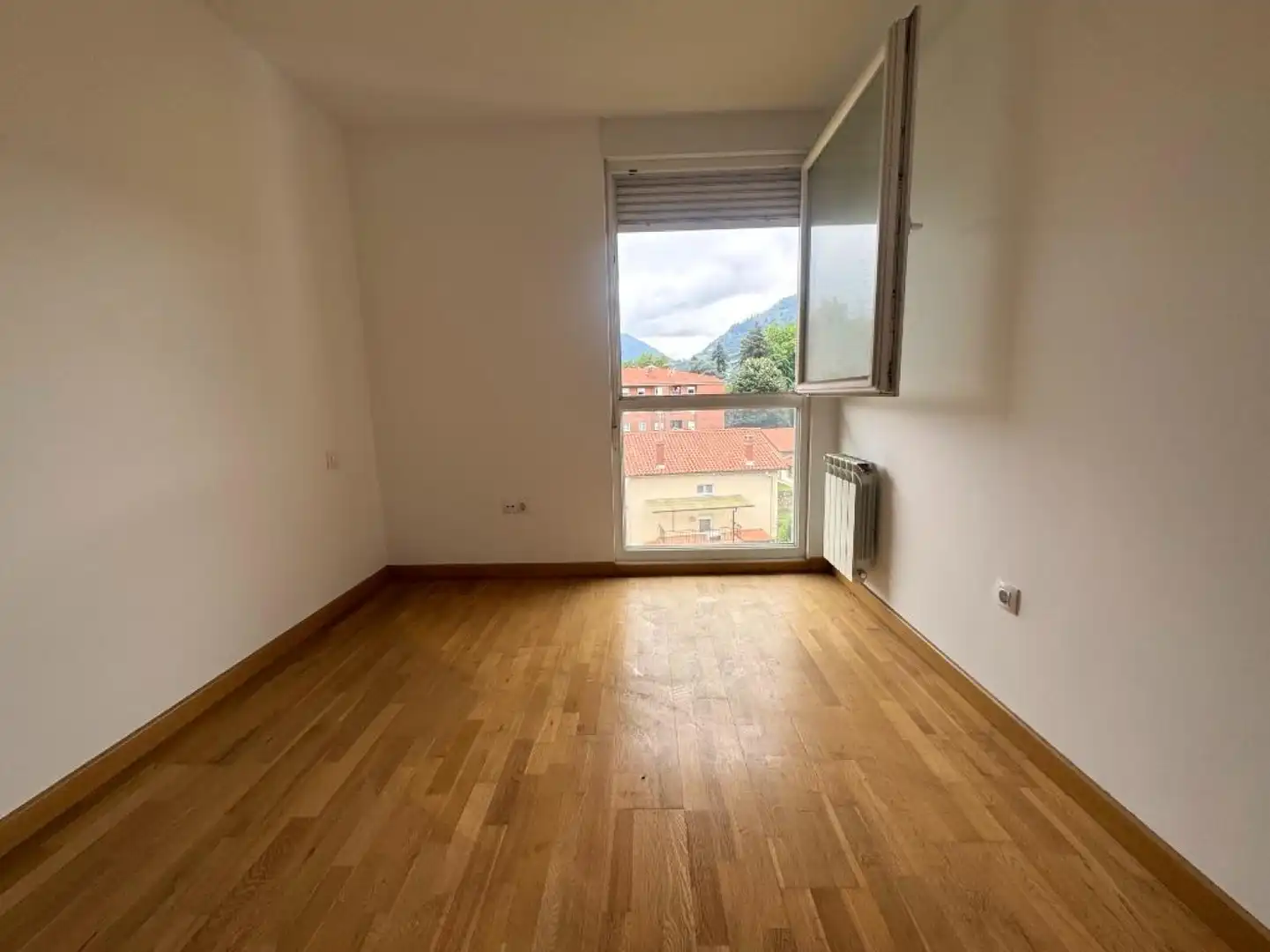 Habitación de Piso en venta en Los Corrales de Buelna  con Calefacción, Parquet y Terraza