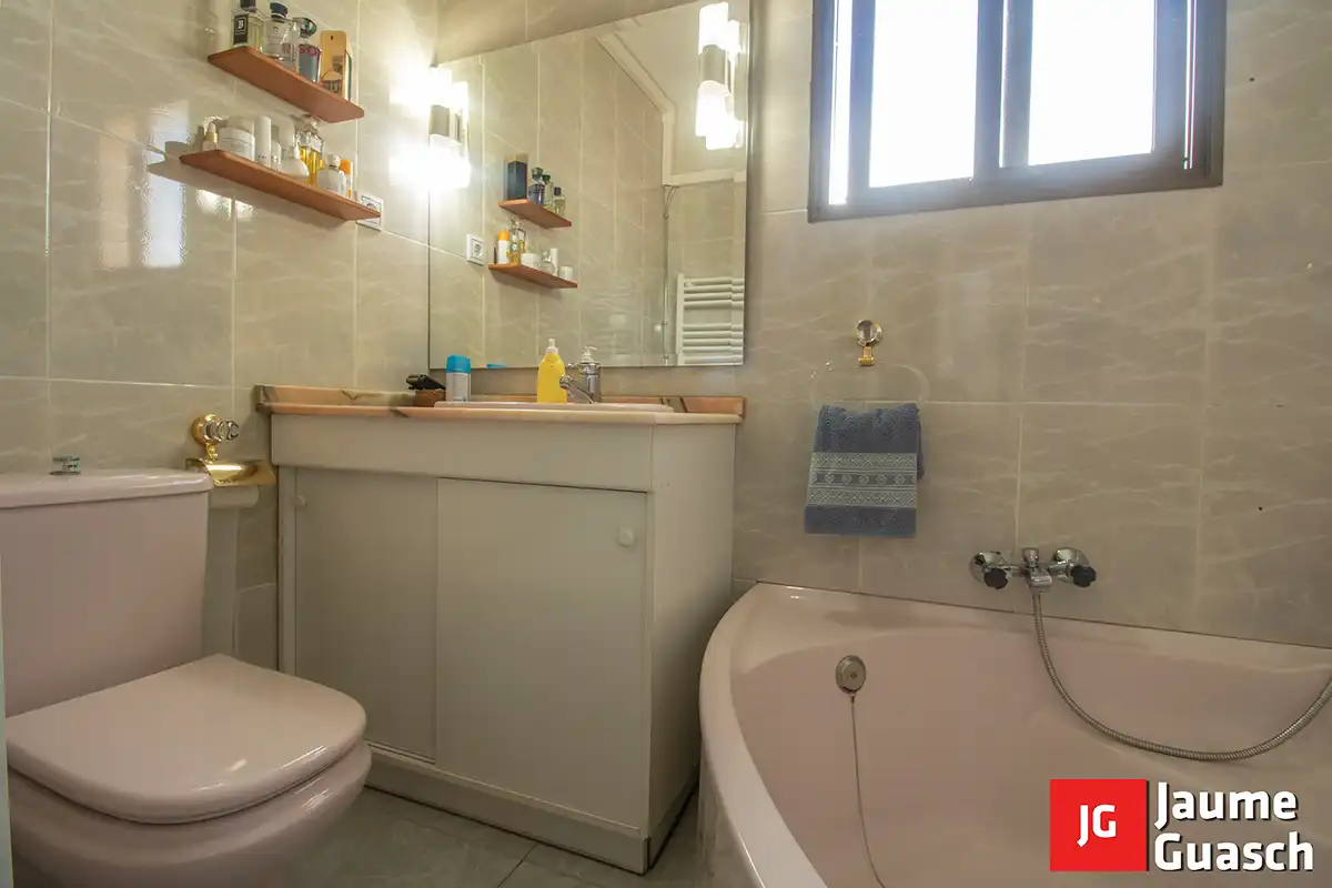 Baño de Casa adosada en venta en Torredembarra con Aire acondicionado, Calefacción y Jardín privado