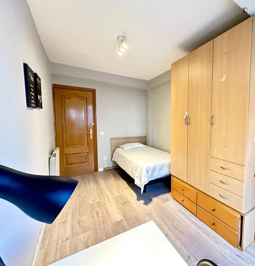 Dormitori de Apartament per a compartir en Fuenlabrada amb Calefacció, Moblat i Microones