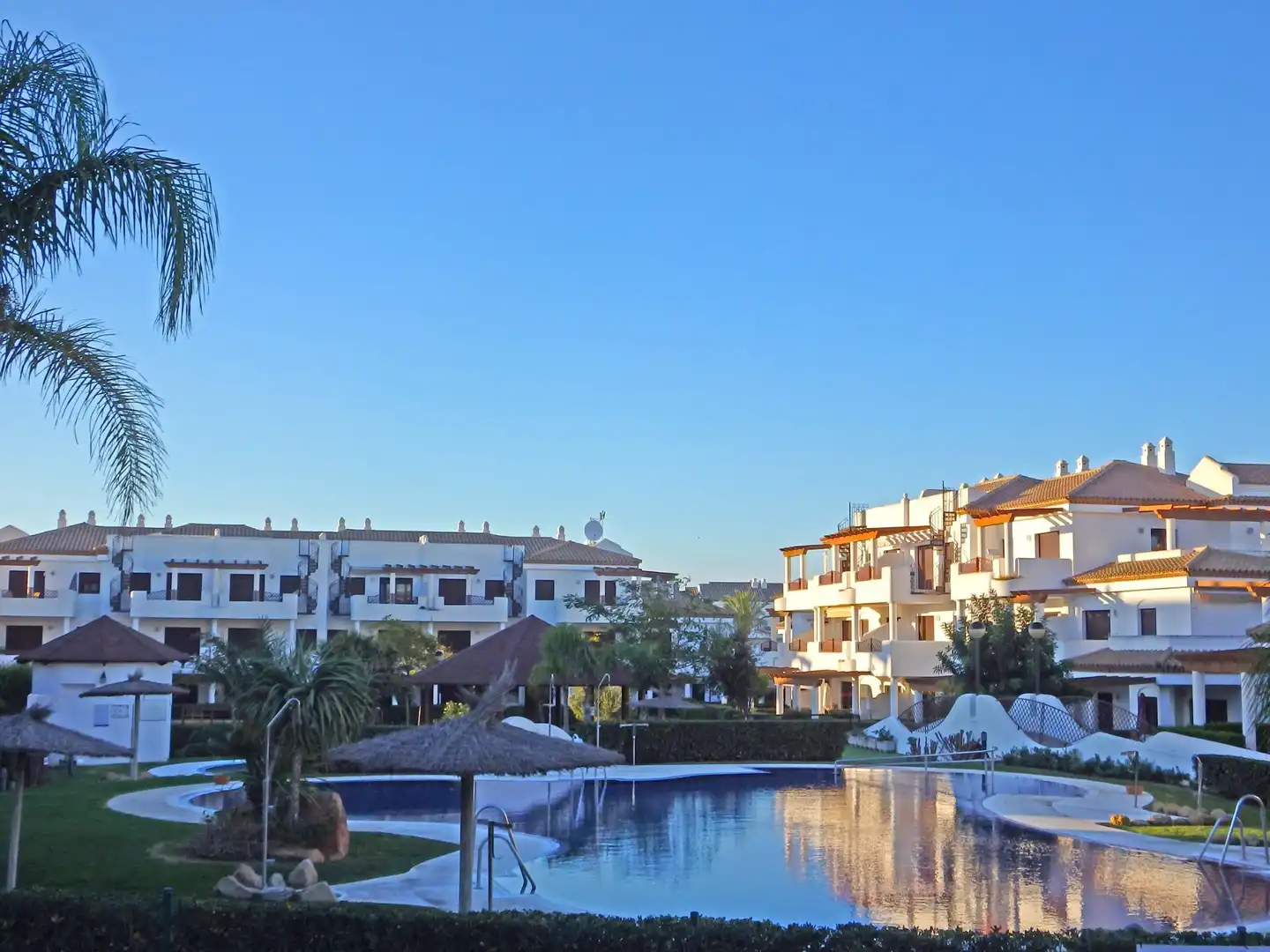 Vista exterior de Apartamento en venta en Chiclana de la Frontera con Jardín privado, Terraza y Amueblado