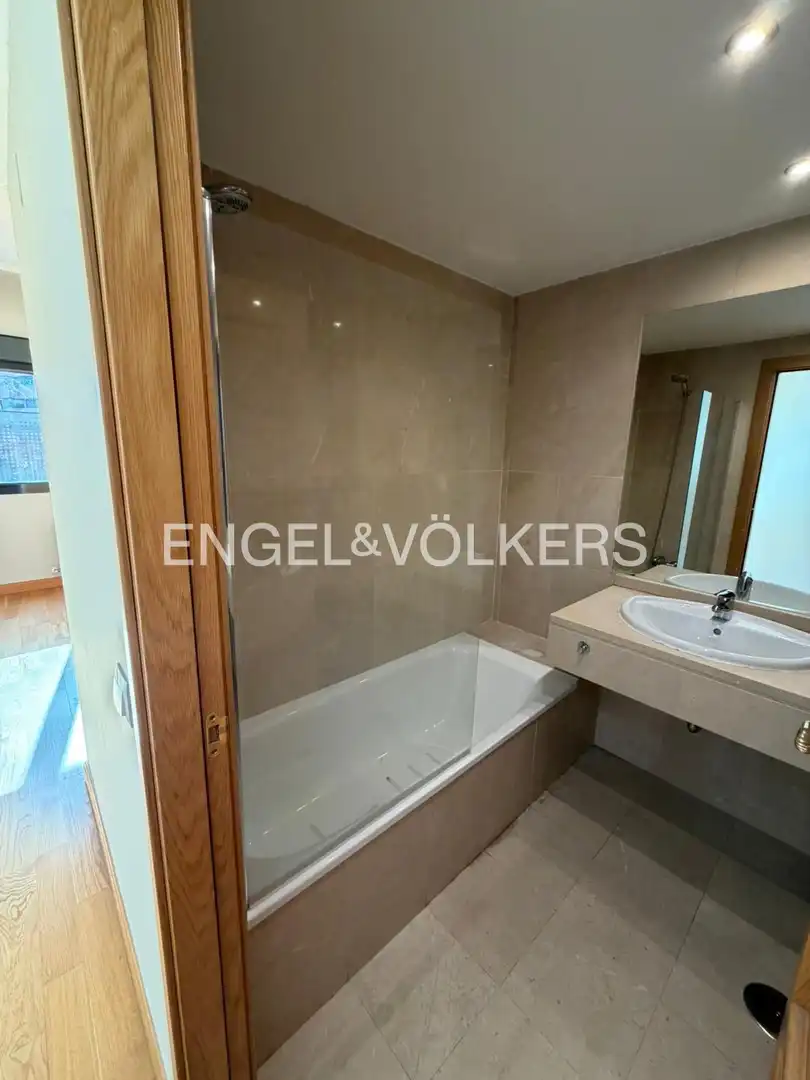 Baño de Apartamento de alquiler en San Sebastián de los Reyes con Aire acondicionado, Calefacción y Jardín privado